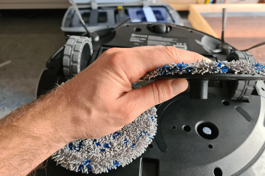 Die Wischmopps des Ecovacs Deebot X1 Turbo werden befestigt